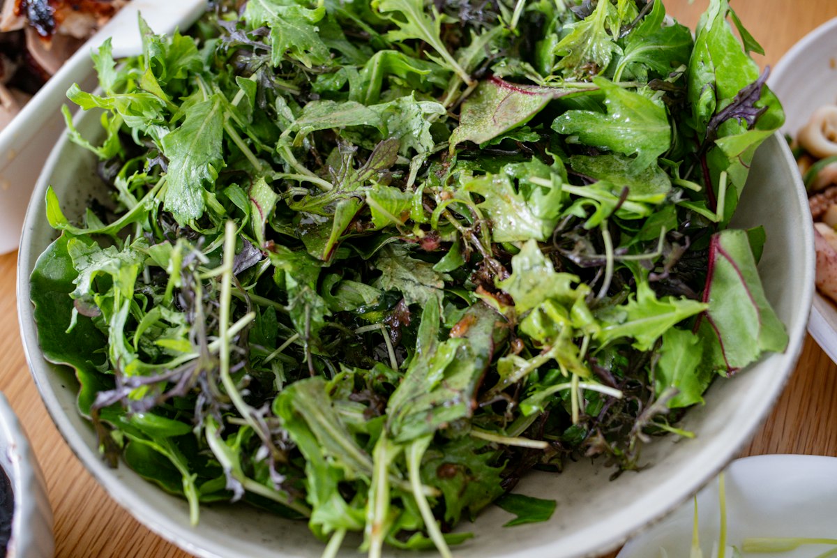 Spinach and avocado salad with lemon dressing