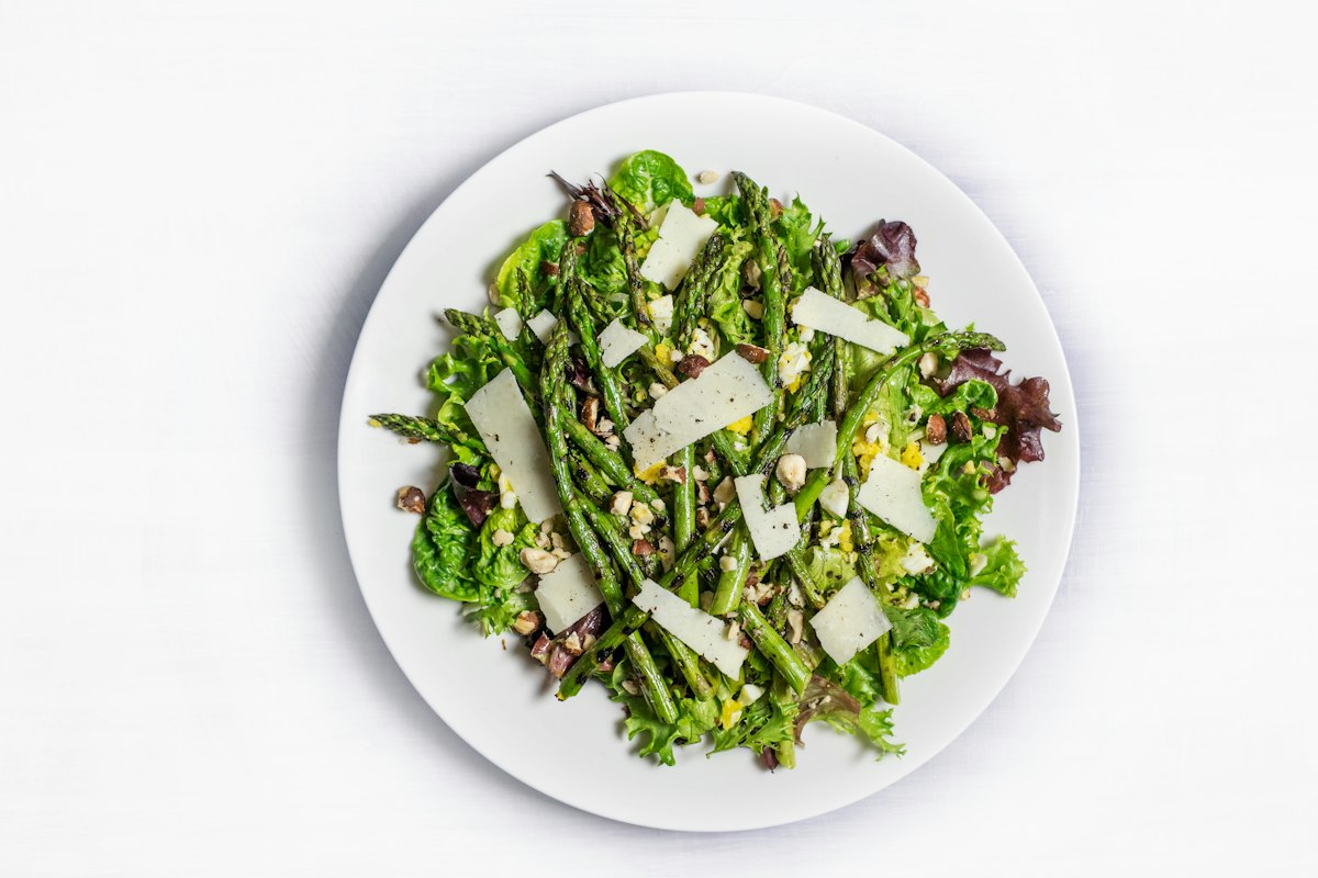 Spinach and egg salad with avocado